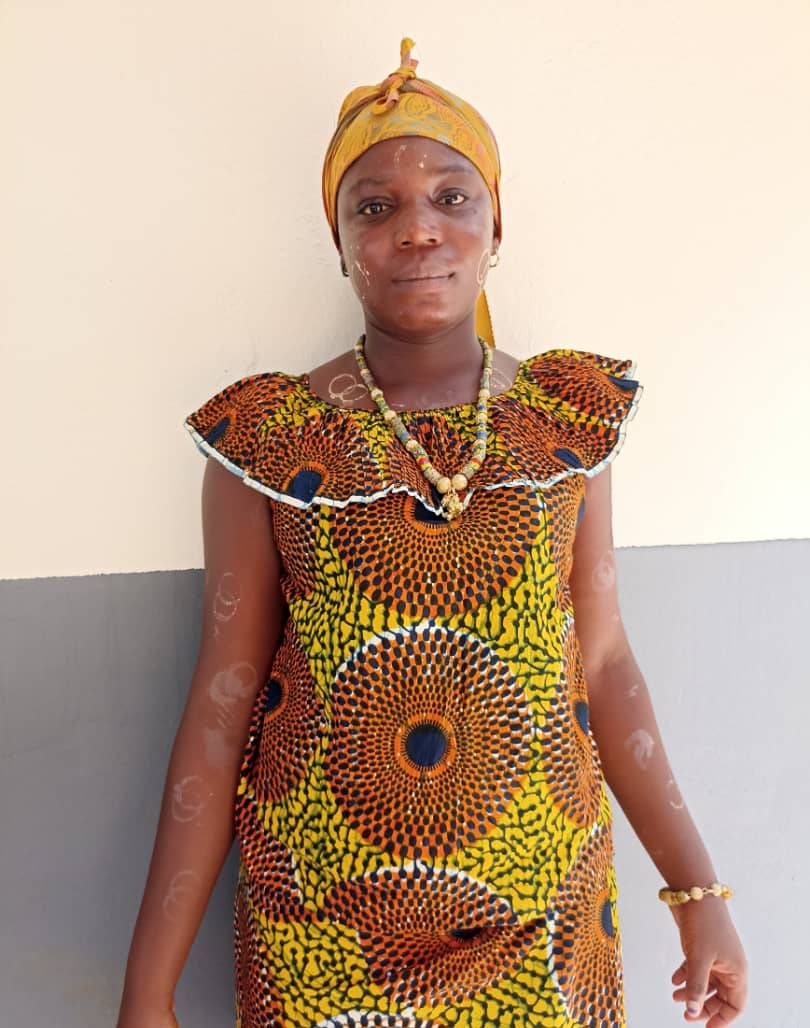 Femme abouré en tenue traditionnelle de fête