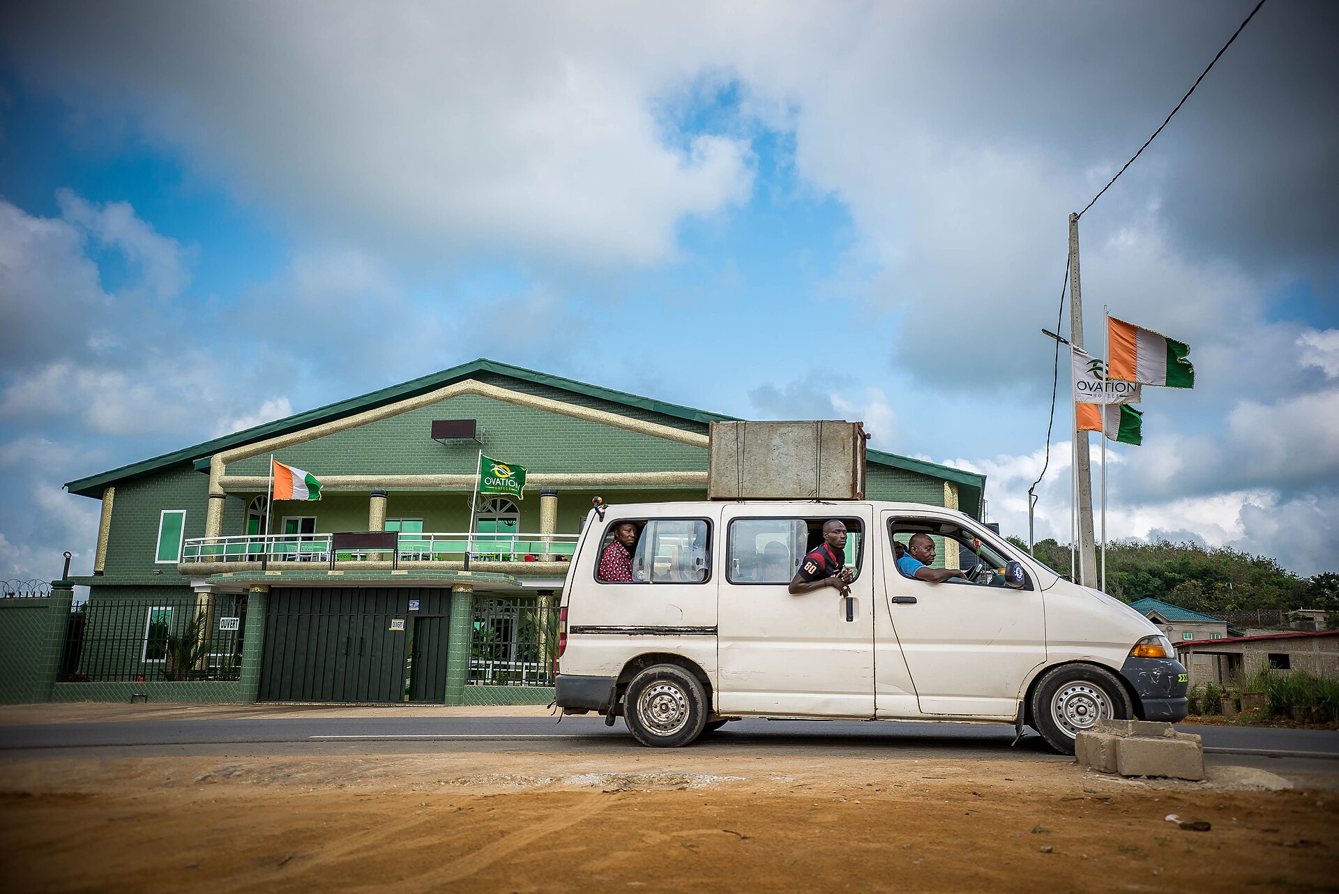 Gbaka, minibus de transport en commun, à Bonoua