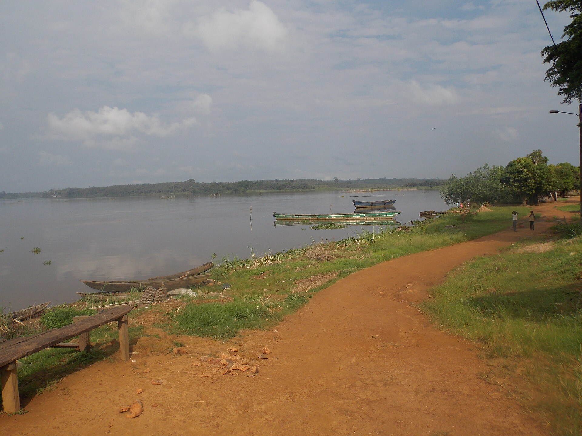 La lagune Aby avec ses pirogues, au pays abouré