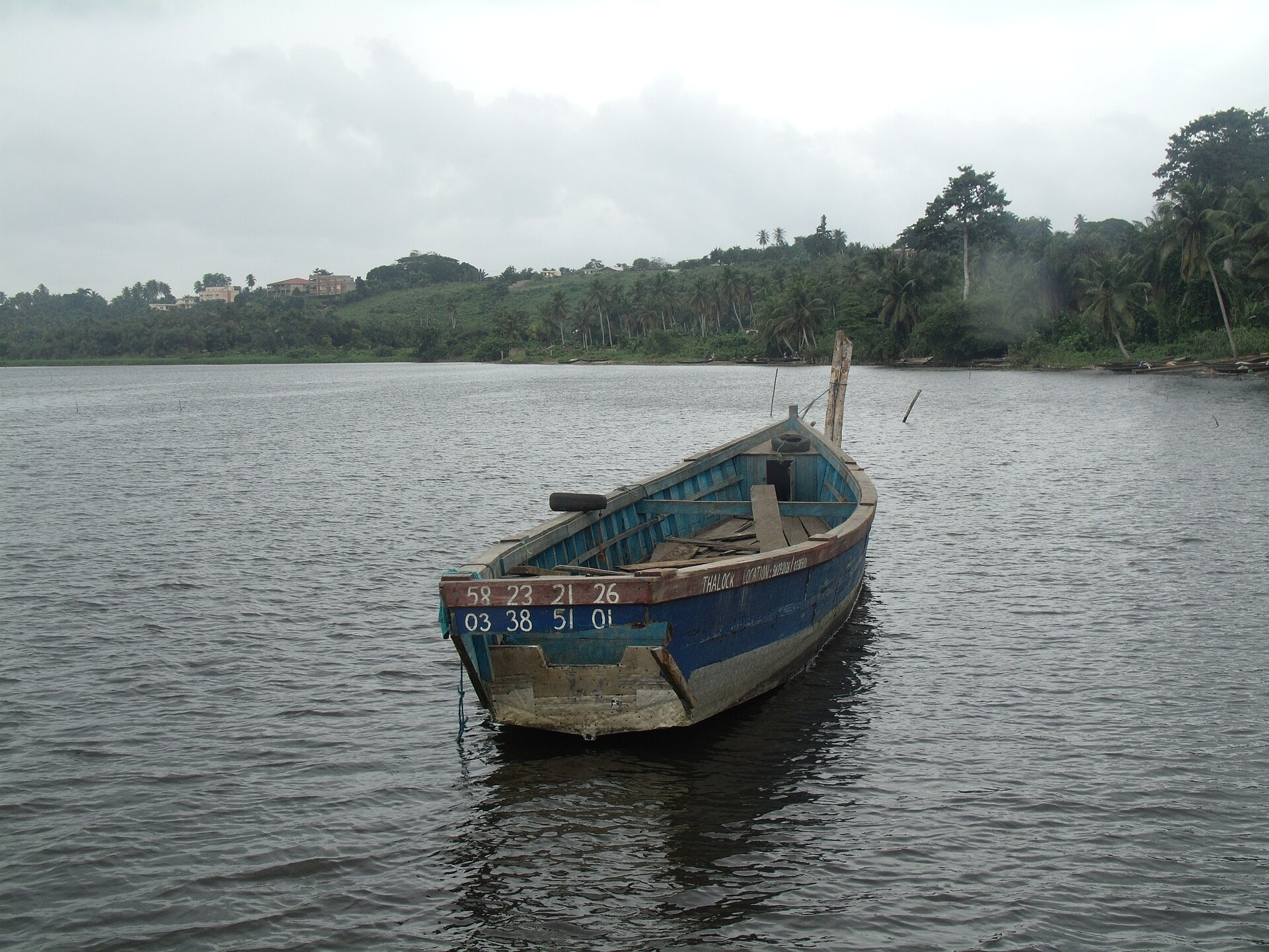 Pinasse sur la lagune Aby