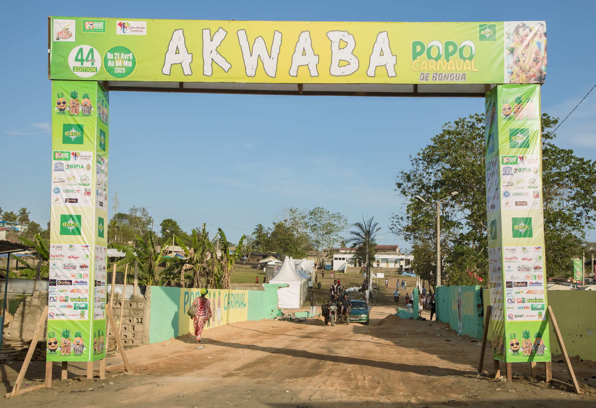Accueil Akwaba des visiteurs au village du Popo Carnaval de Bonoua