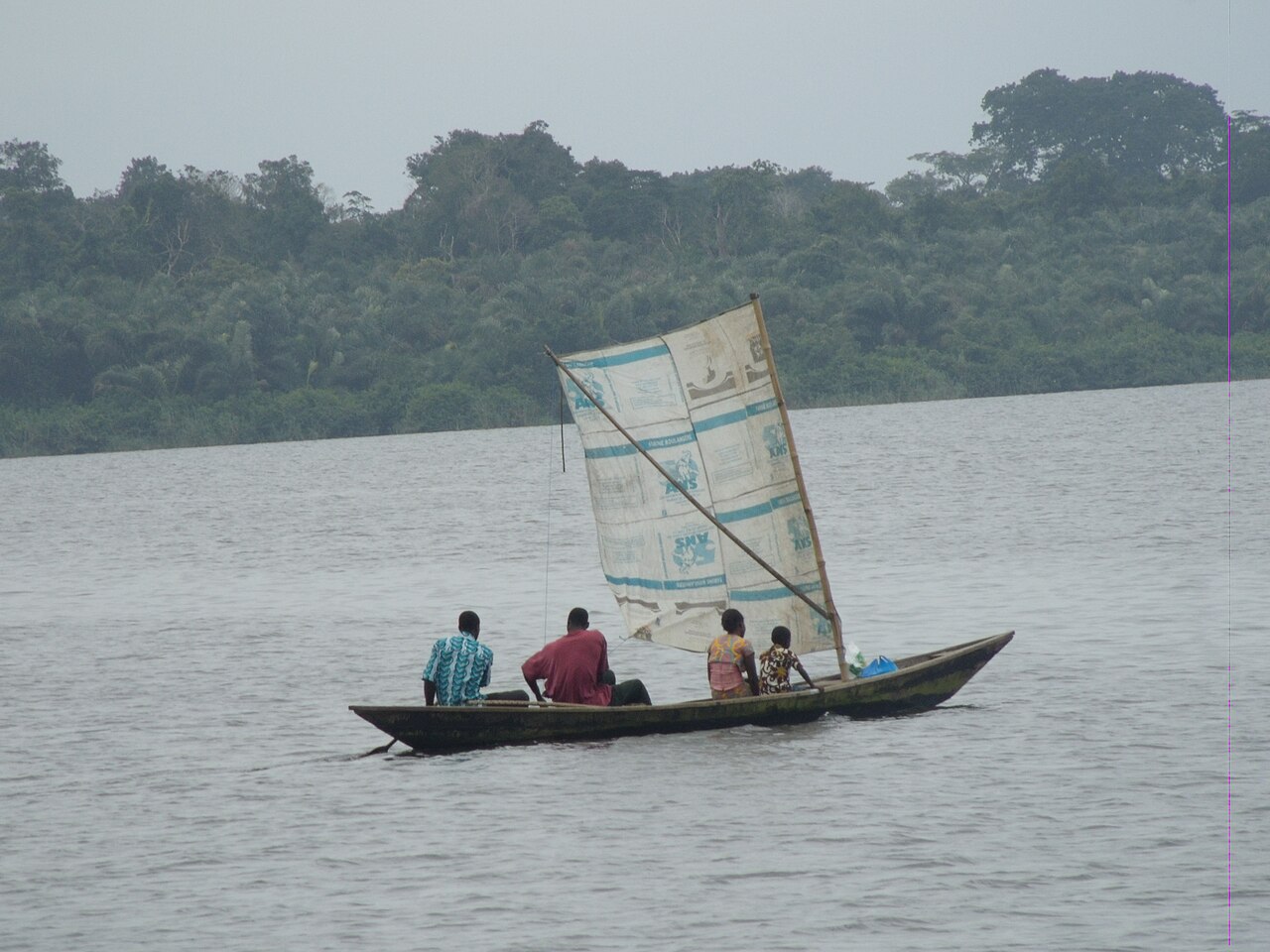 Voilier artisanal sur la lagune Aby à Adiaké